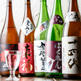 【全国から仕入れた日本酒】常時50種以上ご用意しております。2.5H日本酒50種付き飲み放題は2530円でお楽しみいただけます。当店のおすすめの鮮魚とともにお召し上がりください！