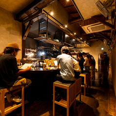 【1階/焼き場/カウンター席】ゆったりと過ごせるカウンター席はおひとり様の特等席. 寿司以外の料理を担当する焼き場. 焼き物が目の前で脂を垂らしながら焼き上がる様はここでしか見れません！おひとり様でもお気軽にお立ち寄りください。