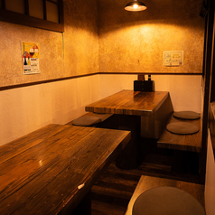 木の温もりがやわらかな灯りに溶け込む和モダン空間。料理が主役になる落ち着いたトーンで、写真にも美しく映えます。騒がしさを抑えた雰囲気が、ゆっくり語らう宴にちょうど良い心地よさです。