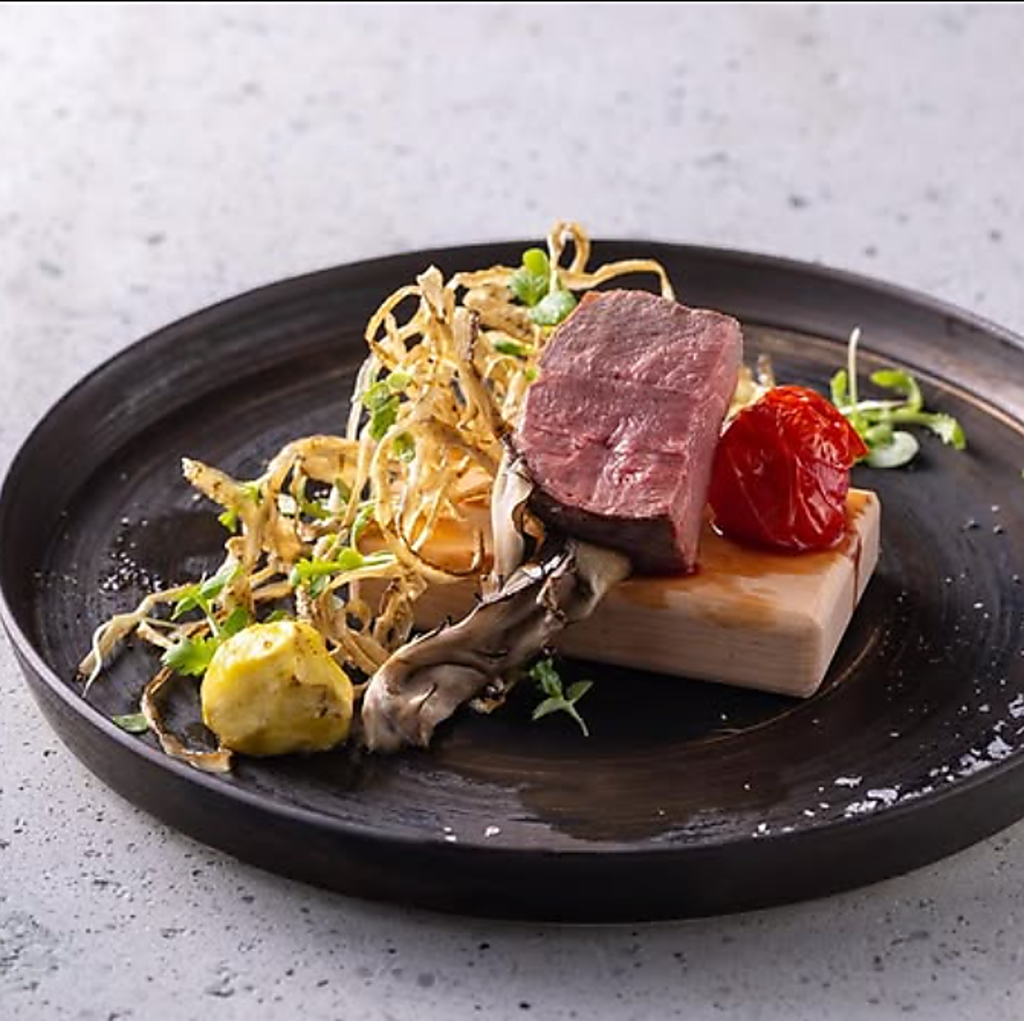 独自仕入れの厳選食材とシェフの腕前が叶える、美しい一皿。食通も思わず唸るような料理の数々です。