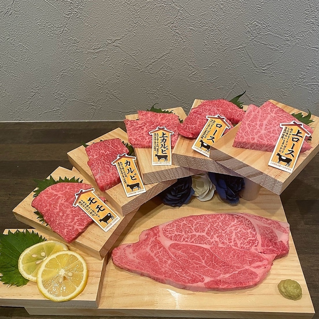 鮮度へのこだわり。最高のお肉を届けるため、当店では注文を受けてから一枚ずつ丁寧にカットします。