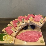 鮮度へのこだわり。最高のお肉を届けるため、当店では注文を受けてから一枚ずつ丁寧にカットします。