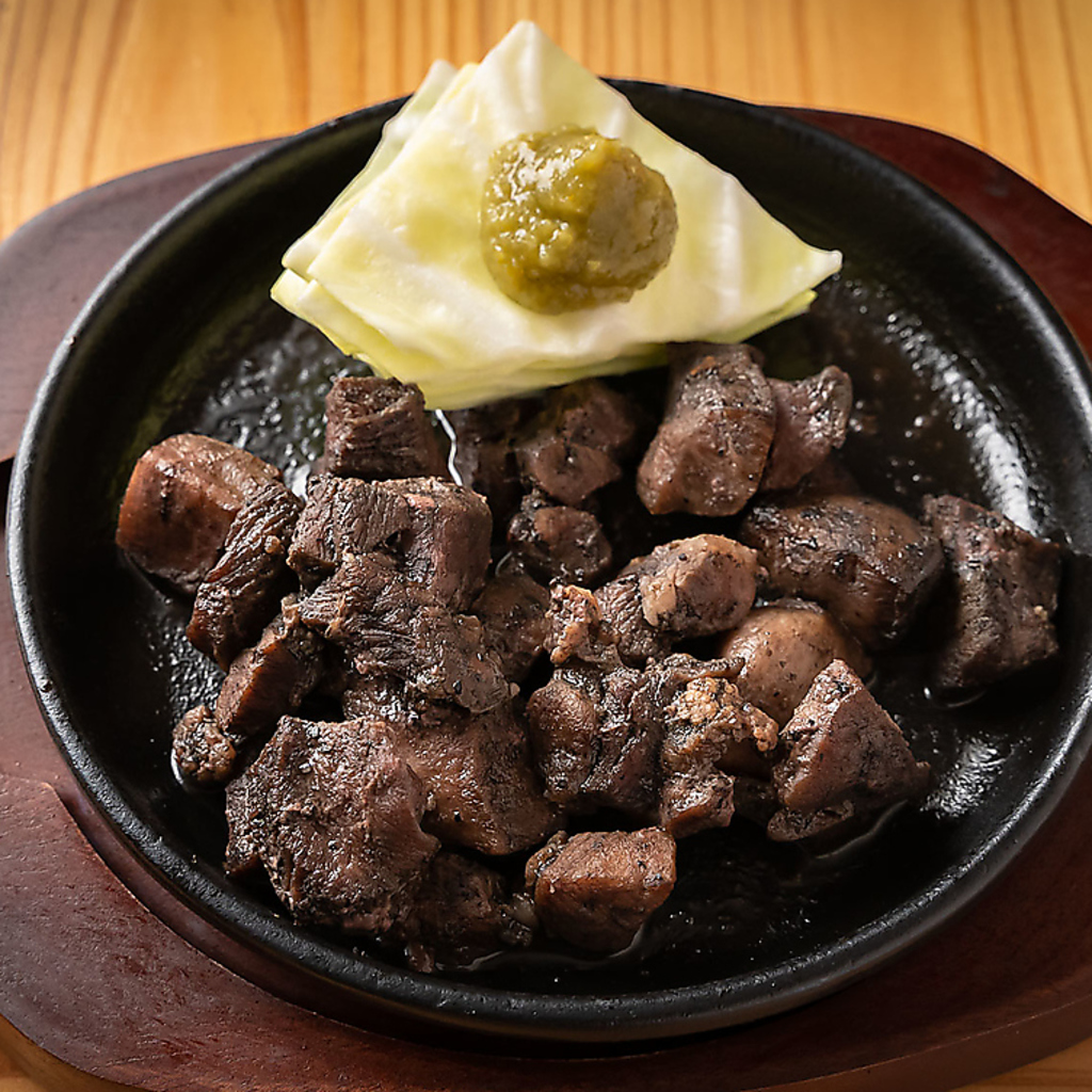 【牛タン炭火焼】香ばしい炭の香りと、噛むほどに溢れるジューシーな旨みがたまらない、贅沢な逸品。