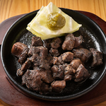 【牛タン炭火焼】香ばしい炭の香りと、噛むほどに溢れるジューシーな旨みがたまらない、贅沢な逸品。