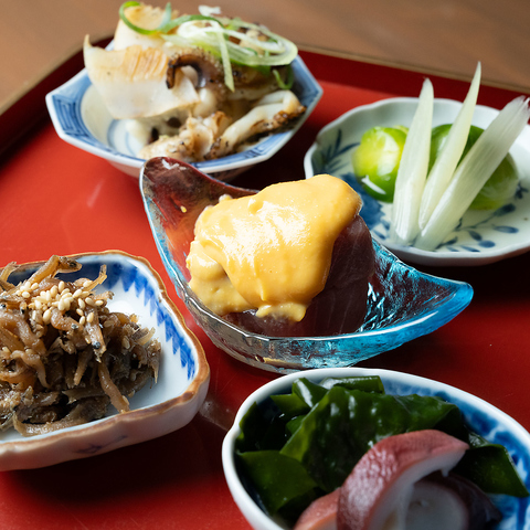 落ち着いた和の空間で、厳選された旬の料理と美酒をお楽しみください。