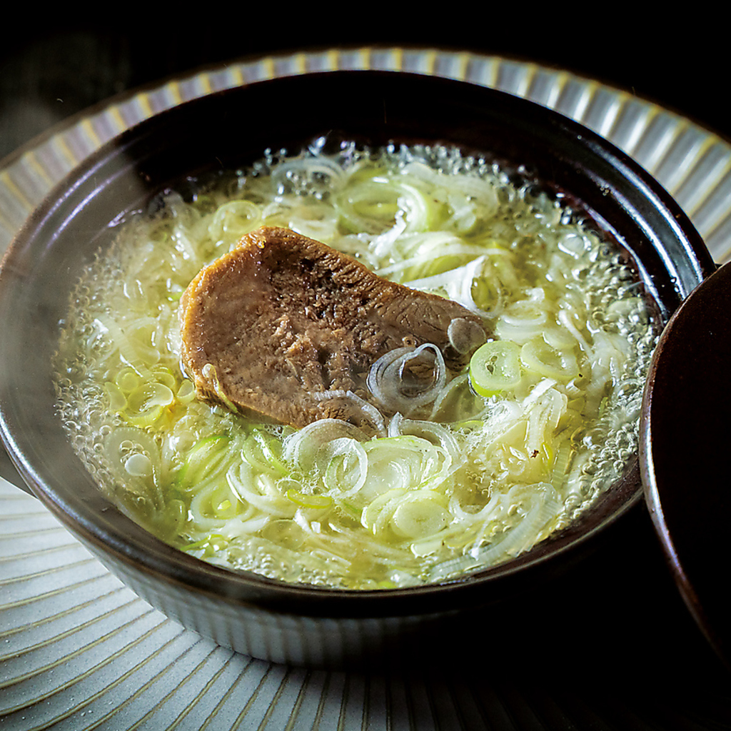 【ゆで牛タン】鮮度の良い牛タンをじっくり煮込み、旨みを抽出！牛タンの旨みたっぷりのスープが絶品