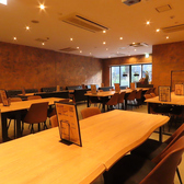 雰囲気の良い店内は居心地が抜群のお洒落空間♪お一人様でもお気軽にお立ち寄りいただける様、カウンター席のご用意もございますので、お仕事帰りのサク飲みなどでも是非ご利用ください！普段の忙しさから少しだけでも解放されるようなオアシス的な場所にしていただける様、絶品のおつまみも各種豊富に取り揃えております！