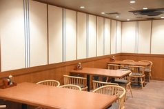グループでのお食事に便利な6名様向けテーブル席をご用意。会社帰りのお集まりやご家族でのお祝いにもおすすめです。落ち着いた和の空間で、会話を楽しみながらゆったりとお過ごしいただけます。