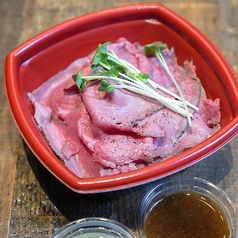 ローストビーフ丼をはじめ豊富なメニューをお届け！