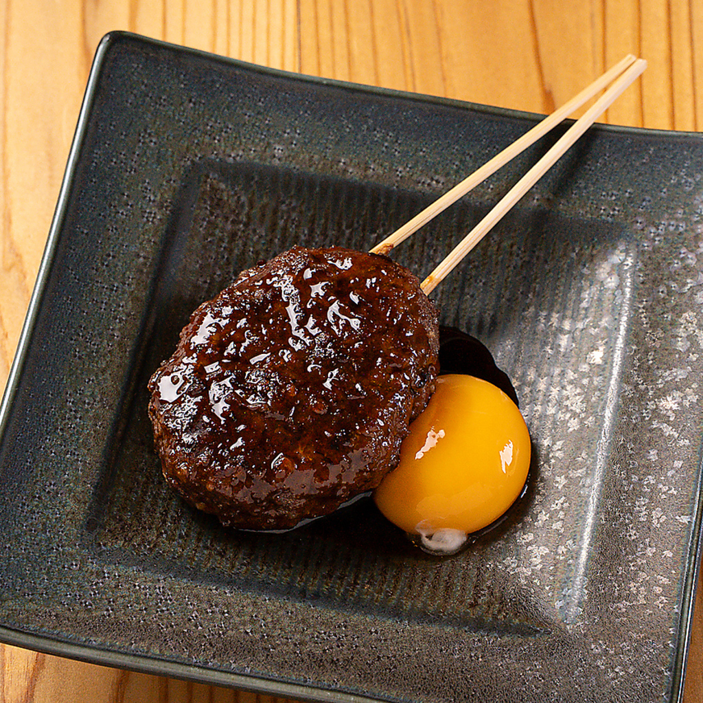 【牛タンつくね串】牛タンを贅沢に使い、丁寧に手ごねしたつくねを炭火でじっくり焼き上げました。