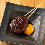 【牛タンつくね串】牛タンを贅沢に使い、丁寧に手ごねしたつくねを炭火でじっくり焼き上げました。