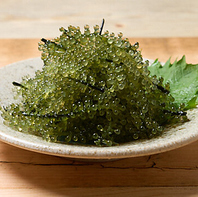 産地直送の「海ぶどう」など沖縄料理や創作料理も！