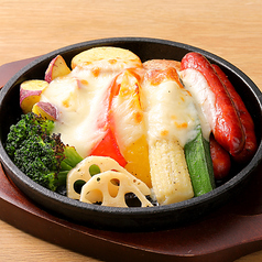 グリル野菜とチョリソーラクレットチーズがけ