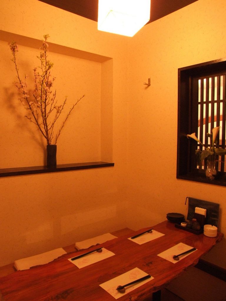 掘りごたつ席・ゆったり座れる4名個室。足を伸ばしてごゆるりと！