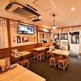 友人との語らいにちょうどいい、テーブル席。テーブルを囲んで気軽に話せば、自然と笑い声があふれ出す。気取らず、飾らず、美味しい料理とお酒を楽しめる、そんな居場所をご用意しております♪