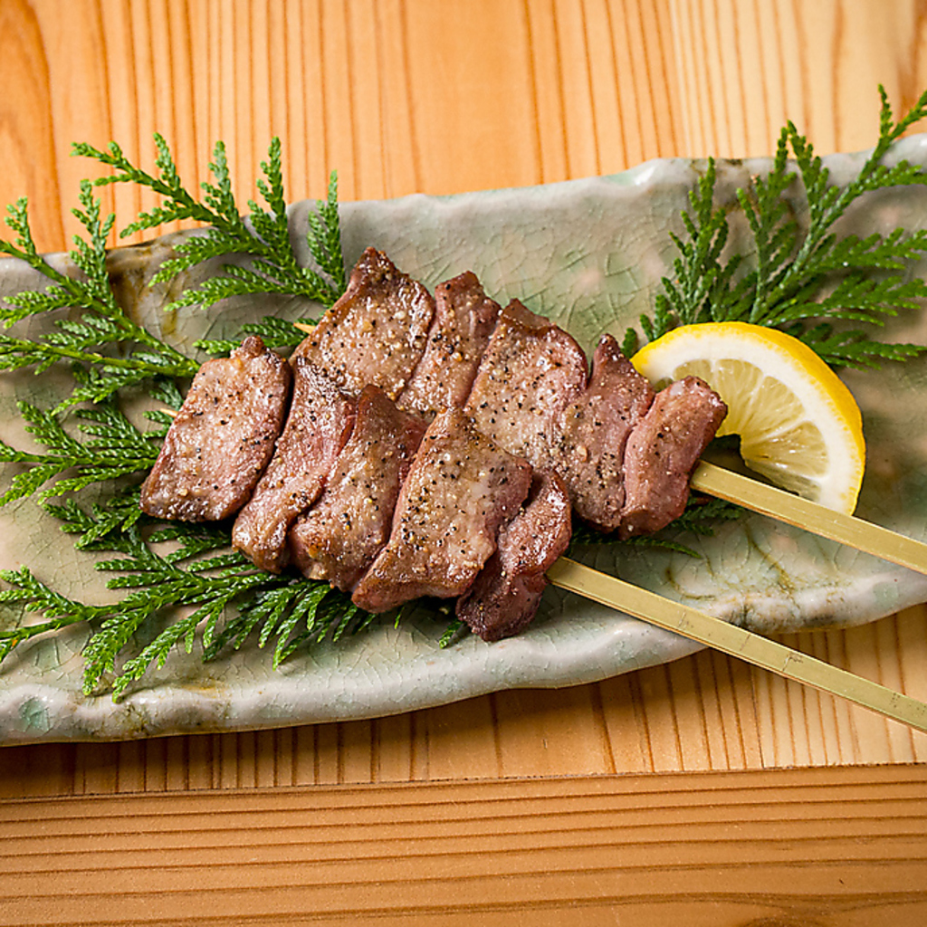 【牛タン串】厳選した牛タンを丁寧に串打ちし、旨みを閉じ込めるように香ばしく焼き上げました。