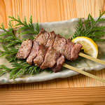 【牛タン串】厳選した牛タンを丁寧に串打ちし、旨みを閉じ込めるように香ばしく焼き上げました。