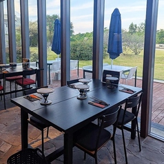 ゆったりと寛げる4名様用のテーブル席。友人や家族でのお食事など、楽しい時間をお過ごしいただけます◎