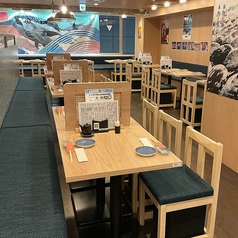 15名以上の大人数でもゆったりと座れるソファー席