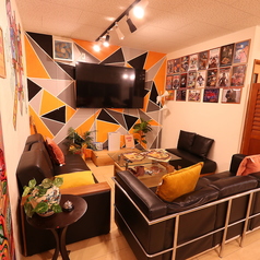 大型テレビと広々としたブラックレザーのソファを備えた、個室感覚で利用できる贅沢なエリアです。特別なお集まりに最適です。