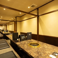 2階テーブル個室は一列配置の途中に入口があるので席替えやお酌もスムーズ。