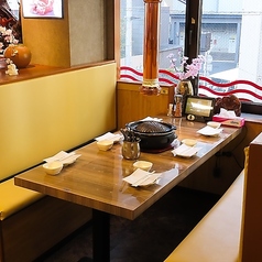 【雰囲気抜群のオシャレ空間♪】内装にこだわった店内は友人や家族にも紹介せずにはいられない！？皆様のご来店お待ちしております★記念日・誕生日やデートにも人気のこのお席♪プライベート感たっぷりの2～4名様用のお席をご用意しております♪