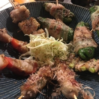 目の前で焼き上げる！自慢のジューシー串焼き＆肉巻き