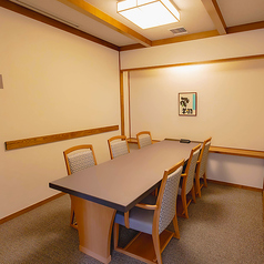 6名様までご利用いただける落ち着きのある和空間の完全個室をご用意しております。木の温もりを感じさせる内装が心地よいプライベート空間を演出します。ゆったりと座れるテーブル席で周囲を気にすることなく会話とお食事をお楽しみいただけます。ご家族との会食や大切な方との接待など特別なひとときをご満喫ください。
