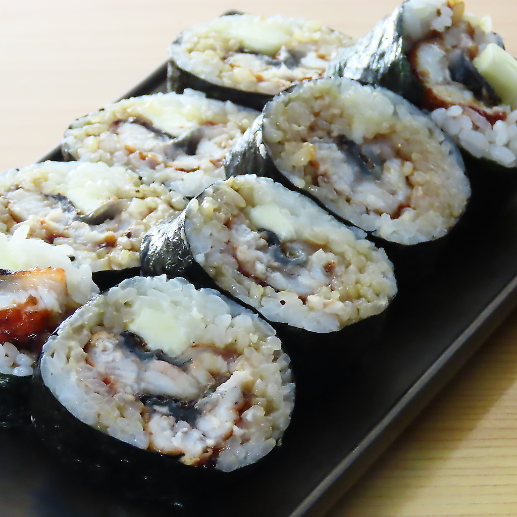 見た目にも鮮やかな「お造り盛り合わせ」やコクのある「うなぎバター巻き」をぜひご賞味くださいませ