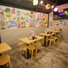 気取らず落ち着く和みの店内…ワイワイと飲み会を楽しみたいお客様におすすめのテーブルを多数完備しています！他、1名様～2名様に最適なカウンター席もありますので、少人数のお客様もフラッと気軽にご来店ください♪