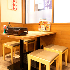 ゆったり寛げるテーブル席は、少人数のワイワイ飲みにも最適☆