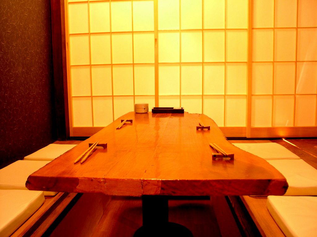 障子が落ち着く！暖かみのある6名個席は会社宴会・大人の合コンなど小規模の宴会にどうぞ♪