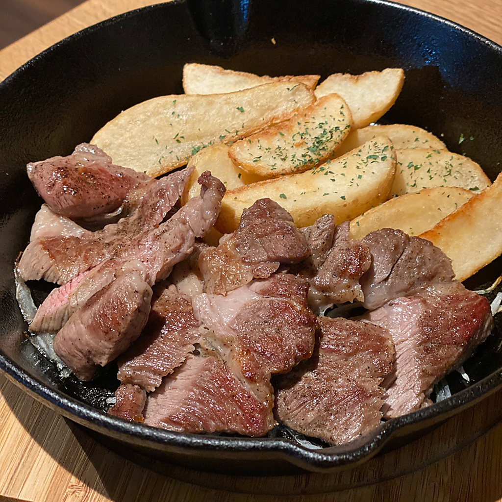 肉料理とお酒を楽しみたい方におすすめな『ラム肩ロースステーキ』