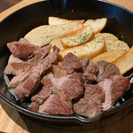 肉料理とお酒を楽しみたい方におすすめな『ラム肩ロースステーキ』