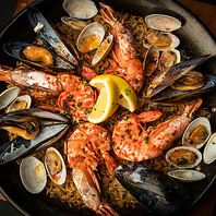 魚介の旨味が凝縮した特製パエリア♪本場の味を当店で！