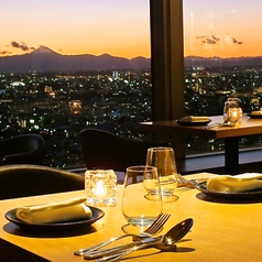 恵比寿ガーデンプレイス39階にある当店では、迫力の景色をご堪能いただけます。夕焼けから夜にかけての夕陽をお楽しみください。