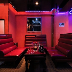 ひとつのテーブルを囲んでワイワイ盛り上がれる！もちろんアミューズメント使い放題！小中人数の歓送迎会や飲み会、女子会など様々なシーンでのご利用をお待ちしております！