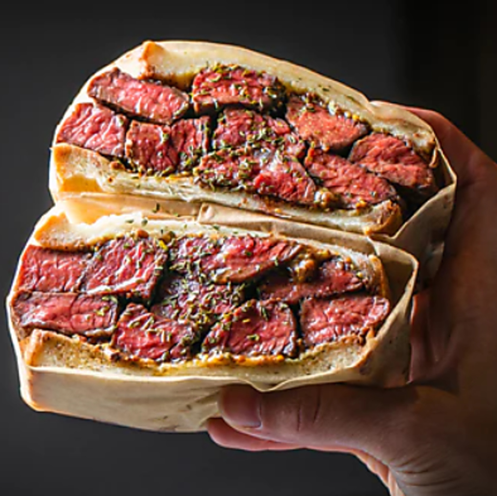 ”焼肉屋のステーキサンド”牛サガリを使用。食べやすいようにお肉のカットサイズにこだわりました。