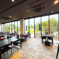 美しい庭園を眺められるお席は、非日常を演出。忙しい日常を忘れて、料理とともに季節の移りかわりをお楽しみいただけます◎ゆったりと寛げる4名様用のテーブル席は、少人数での集まりにピッタリ!