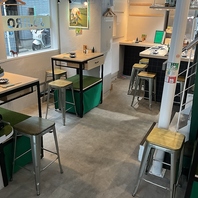 一階にはカウンター、テーブル席♪