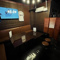 程よく仕切られた半個室席で、ゆったりとした時間を。デートや接待、特別な集まりにも使いやすい、落ち着いた雰囲気のお席です。