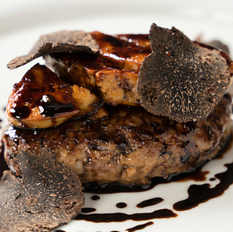 黒毛和牛の肉汁とフォアグラの濃厚なコクが重なり合う、まさに“ごほうび”と呼びたくなる贅沢仕立て。の写真