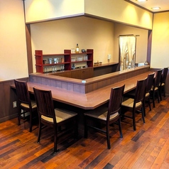 【カウンター個室】上質な木の質感が美しい、７席限定の個室カウンター。プライベートな時間を大切にゆっくり会話やお料理をお楽しみいただけます。（個室のご予約は、予約時に「お席をリクエストする」を選択頂き、ご要望事項欄に「個室希望」とご記入をお願い致します。）