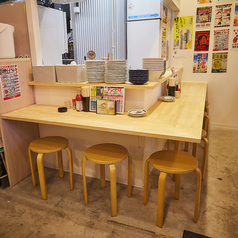 【1名様～2名様向け】親しい友人とのちょい飲みはもちろん、お一人様もご利用いただけます！横並びのお席で会話も弾むはず♪