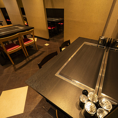 【1～2名様用テーブル席】1名様から利用可能なテーブル席。お一人様やデート利用などにも最適なお席です。