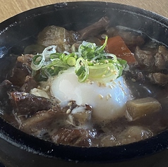牛すじ煮込み温玉のせ