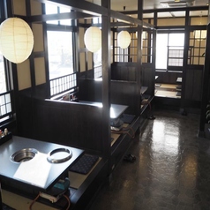 美味しい焼肉を囲み、心地よいお座敷席で特別なひとときをお過ごしください。足を伸ばしてゆったりとくつろげるお座敷席は、ご友人やご家族と共に焼肉を楽しむのに最適です。普段使いから特別なお集まりまで、お気軽にご利用ください。「焼肉 武蔵」こだわりのお肉料理と共に、心温まるサービスで皆様をお待ちしております!