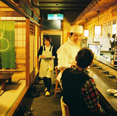 カウンター席をご用意しており、おひとり様でも大歓迎です!ゆったりとした空間で、一人でも気軽においしい料理とドリンクを楽しんでいただけます。目の前で繰り広げられる料理人の技を見ながら、自分だけの特別なひとときをお過ごしください。