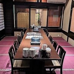 様々な人数に対応可能なテーブル席をご用意しております。和情緒溢れる心地良い空間で、ゆっくりとお食事をお楽しみください。
