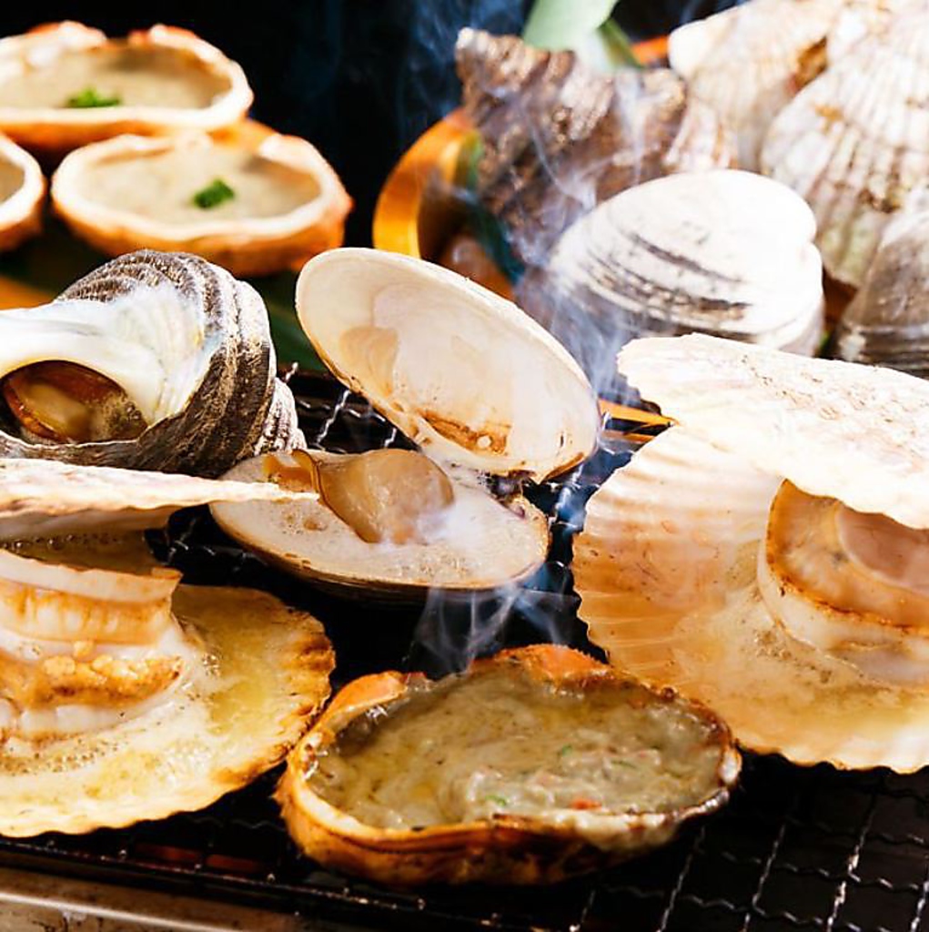 新鮮魚介をその場で焼いて楽しめる浜焼き◎カップル同士で美味しい、楽しいを一緒に共有できます！